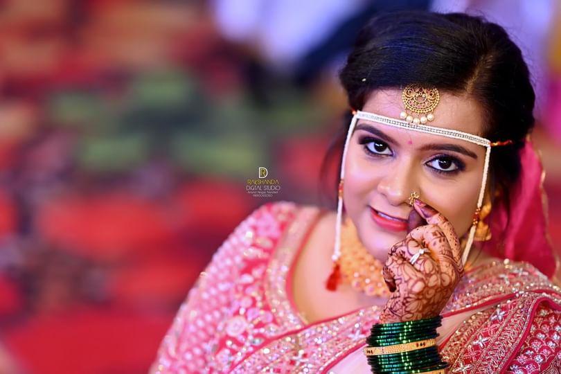 WadighareR's tweet photo. Professional Bollywood Makeovers 🎭 iamAmolwadighare Celebrity Makeovers 🎭 #amolwadighare #makeup #makeupguru #maharashtra #makeuptutorial #makeupartist #trending #tutorialmakeup #makeuplover #photopose #bts #beutifulbride #bridal #bridalmakeup #trending #trend #photographer https://t.co/ny9ee7dE0M