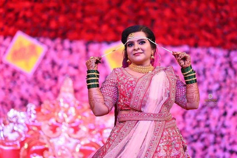 WadighareR's tweet photo. Professional Bollywood Makeovers 🎭 iamAmolwadighare Celebrity Makeovers 🎭 #amolwadighare #makeup #makeupguru #maharashtra #makeuptutorial #makeupartist #trending #tutorialmakeup #makeuplover #photopose #bts #beutifulbride #bridal #bridalmakeup #trending #trend #photographer https://t.co/ny9ee7dE0M
