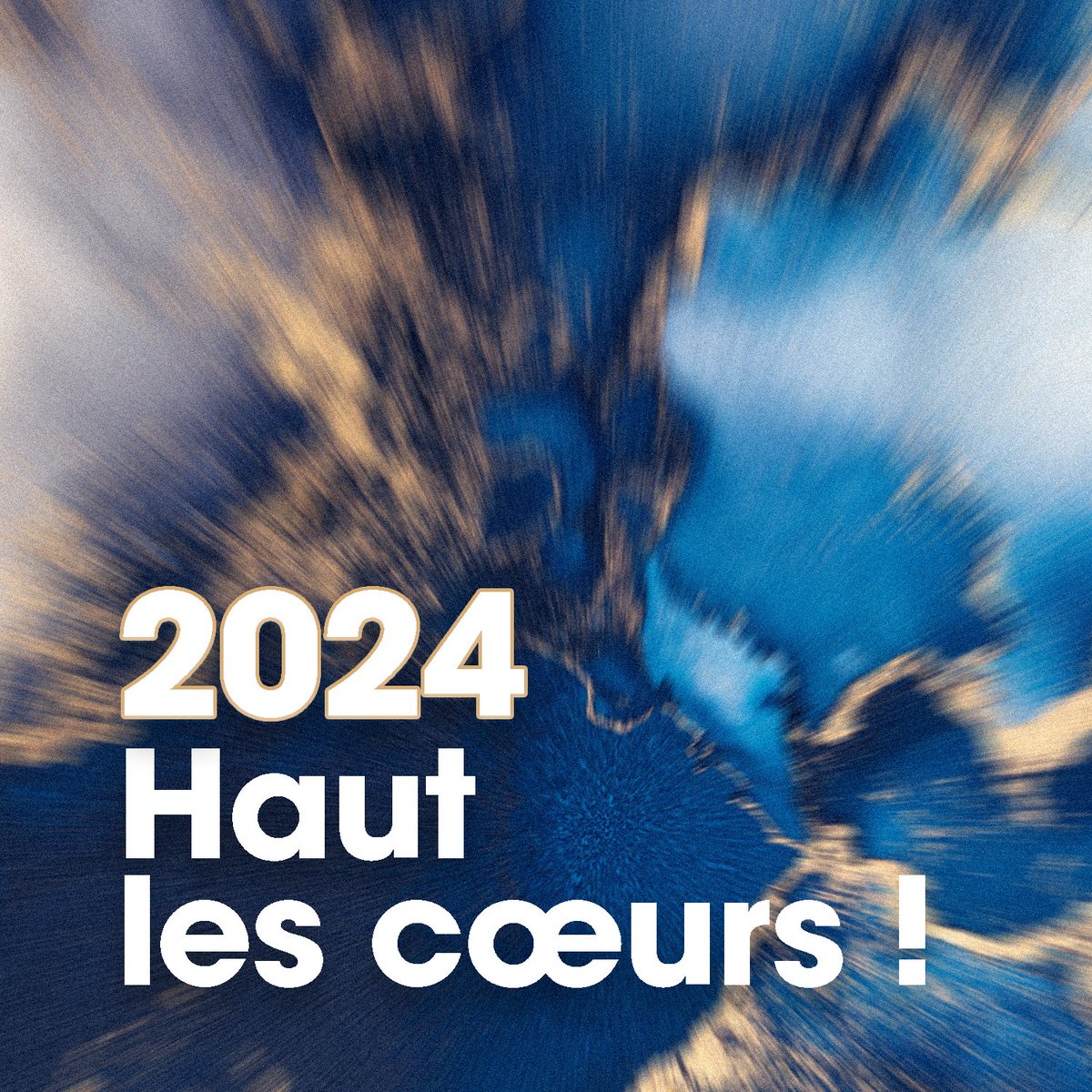 AQuatennens's tweet photo. Dans un film vu récemment au cinéma, on voit tous les Présidents de la cinquième République présenter leurs voeux aux Français pour la nouvelle année.
Et tous, sans exception, prononcent exactement ces deux mêmes phrases :

D’abord :

« L’année qui s’achève a été particulièrement difficile. »

Puis :

« L’année qui vient le sera encore. »

Difficile, l’année 2023 l’a été, c’est clair.
Le peuple Français et ses représentants élus se sont vus imposer une réforme des retraites totalement inutile et injuste contre leur volonté, en dépit d’une mobilisation historique.
Toute l’année 2023 a été marquée par l’autoritarisme d’un gouvernement à la dérive ne pouvant plus avancer qu’en ayant recours aux aspects les plus monarchiques et anti-démocratiques de la cinquième République. On ne parviendra bientôt plus à tenir les comptes du nombre de 49-3 !
Pour l’accumulation indécente d’une petite poignée, la hausse des prix a rendu la vie impossible pour le grand nombre. La fracture Française entre les très riches et tous les autres s’est encore aggravée.
Les évènements climatiques extrêmes se succèdent sans que nos dirigeants ne prennent la mesure des changements qu’il est urgent d’opérer.
La paix se fait attendre chez nombre de nos frères et soeurs en humanité.
Le pays a été plusieurs fois encore endeuillé.
L’extrême-droitisation du pays est en phase d’accélération. La dégradation du traitement médiatique de l’information, où le moindre fait divers est hyper-exploité et où la calomnie contre l’opposition populaire est permanente, en témoigne.
Les origines, la religion, tout est prétexte à amalgames et généralisations pour mieux empêcher l’union populaire autour des revendications sociales hautement prioritaires.
Les ambitions individuelles et les petits intérêts partisans menacent les acquis politiques précieux de l’année 2022.
La liste pourrait s’allonger indéfiniment.
L’année 2023 s’est achevée par la construction d’une majorité parlementaire entre les macronistes, la droite extrémisée et l’extrême-droite sur les sujets d'obsessions de cette dernière.

Mais en cette soirée de la Saint Sylvestre et à l’aube de la nouvelle année, c’est un message d’espoir, de résistance et de perspectives que je veux vous adresser.
Tant qu’il restera des femmes et des hommes pour résister à l’air ambiant, tenir bon même sous la vindicte, refuser la division, faire preuve de solidarité, d’amour et dessiner les contours d’un avenir meilleur, alors les jeux ne seront pas faits !
Le macronisme va pourrir et périr, c’est certain.
Mais l’extrême-droite n’a pas encore gagné.
Seulement, il va falloir sérieusement se bouger !
Nous allons devoir travailler d’arrache-pied et déployer des trésors d’énergie pour accroître la participation à la vie politique dans les milieux populaires.
C’est là leur trouille. Si celles et ceux qui restent sur le côté finissent par s’en mêler, les puissants sont au tapis !
Simplifions les choses : c’est à cela et presque seulement à cela que nous devrons travailler cette année.

Où allons-nous puiser l’énergie nécessaire pour accomplir nos tâches dans ce contexte désastreux ?
Nous la puiserons partout où elle peut se trouver.
Dans les petits bonheurs simples du quotidien.
Dans la fraternité à toute épreuve.
Dans la chaleur des retrouvailles.
Dans l’amour que l’on déploie autour de soi et que l’on reçoit.
Dans l’ivresse que nous procure la musique qu’on aime, dans l’émotion qu’un film nous transmet.

Certaines pages sont plus difficiles que d’autres à tourner.
« Faire mieux », cela ne s’inscrit pas seulement dans l’action publique.
Cela s’inscrit au coeur de notre quotidien et de notre plus stricte intimité.
Avec l’autre, comme avec soi-même devant le miroir qui ne triche pas.

Nous faisons des erreurs parfois.
Nous sommes des êtres humains.
Rien de plus. Rien de moins.
Nos erreurs, on ne doit pas les nier.
On doit les reconnaître.
Les regarder en face.
Les comprendre.
On doit apprendre d’elles.
On a le droit et le devoir de « faire mieux », toujours.

Je sais qu’à cette heure, certaines, certains d’entre vous, vivent des jours plus difficiles que d’autres de leur existence.
Je sais que dans de tels moments, on doute énormément.
On ne voit pas le bout du tunnel.
Et pourtant, je vous assure qu’il y en a toujours un.
Et je vous invite à vous reposer sur mes mots de ce soir pour y croire.
Comme j’ai pu me reposer sur tant des vôtres pour y croire moi même quand j’en avais besoin.
Après la nuit, toujours, le jour se lève.

A vous, à vos proches, à celles et ceux que vous aimez, je vous souhaite de tout coeur la plus belle année 2024 possible, la plus préservée des difficultés, la pleine santé.

A nous, pour ce que nous représentons collectivement, je nous souhaite de nous réveiller et d’être plus forts ensemble, plus que jamais.
Je vous dis à très bientôt.

Bonne année !

Affectueusement,
Adrien Quatennens