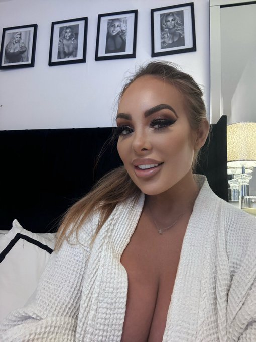 Hope you all have a wonderful New Year&rsquo;s Eve!! https://t.co/lnFYGs0g8b