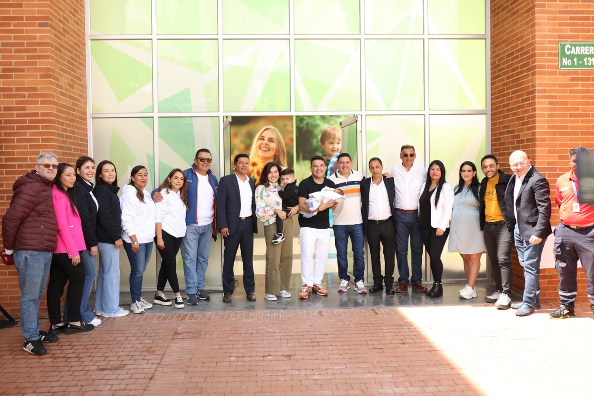 nicolasgarciab's tweet photo. Prometimos que los calerunos volverían a nacer en esta tierra y lo cumplimos! El último día Gobierno estoy feliz, y acompañado de mi familia, entregando este magnífico Centro de Salud de La Calera, que está al nivel de los mejores hospitales del departamento. https://t.co/dlIukZoF8m