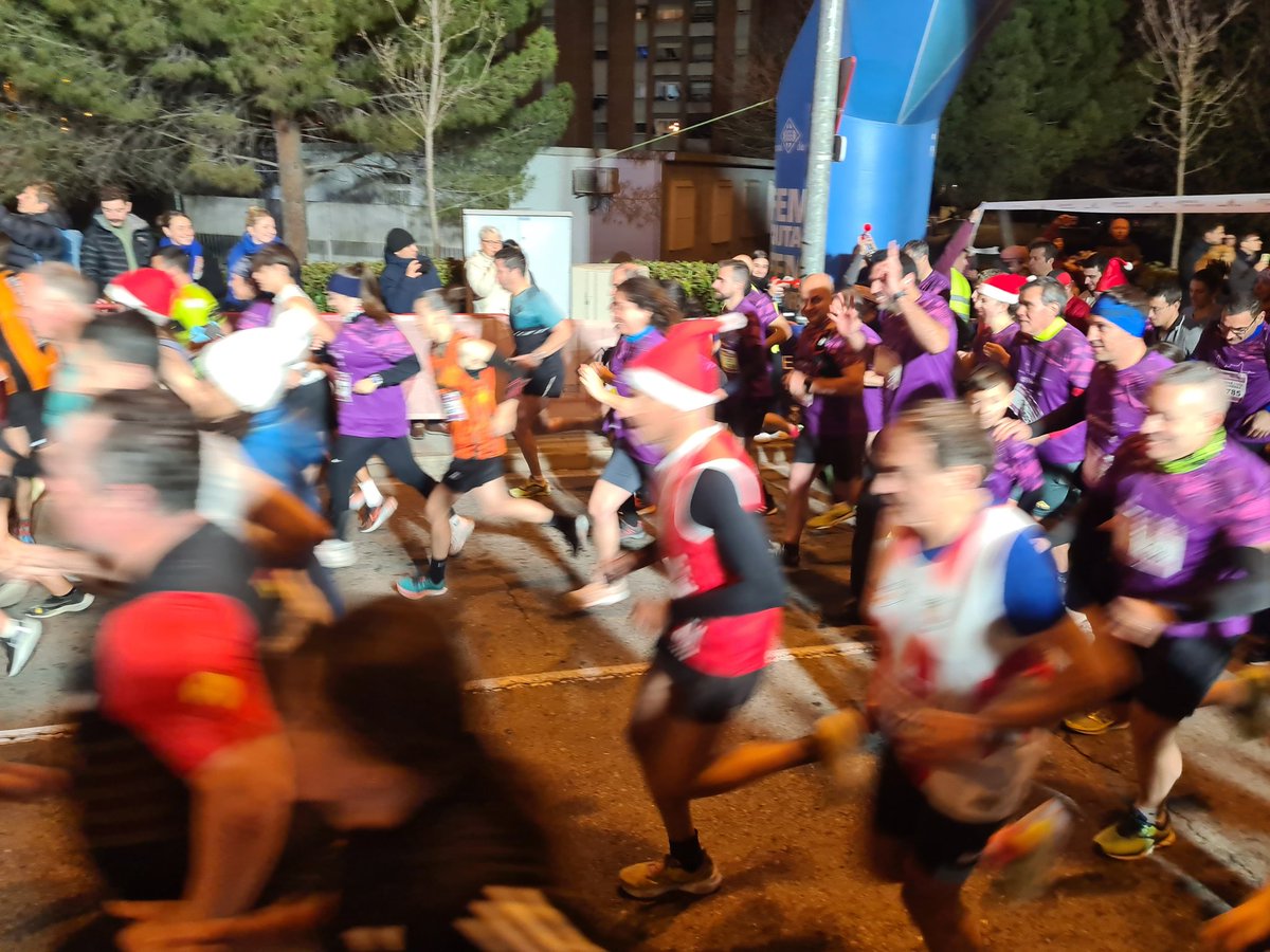 Girona_Cat's tweet photo. 🏃‍♂️🏃‍♀️🎄 Ja han començat la cursa adaptada i la 18a Cursa de Sant Silvestre de Girona. Una bona manera d'acabar l'any d'una forma ben saludable! https://t.co/quFcNXS5BL