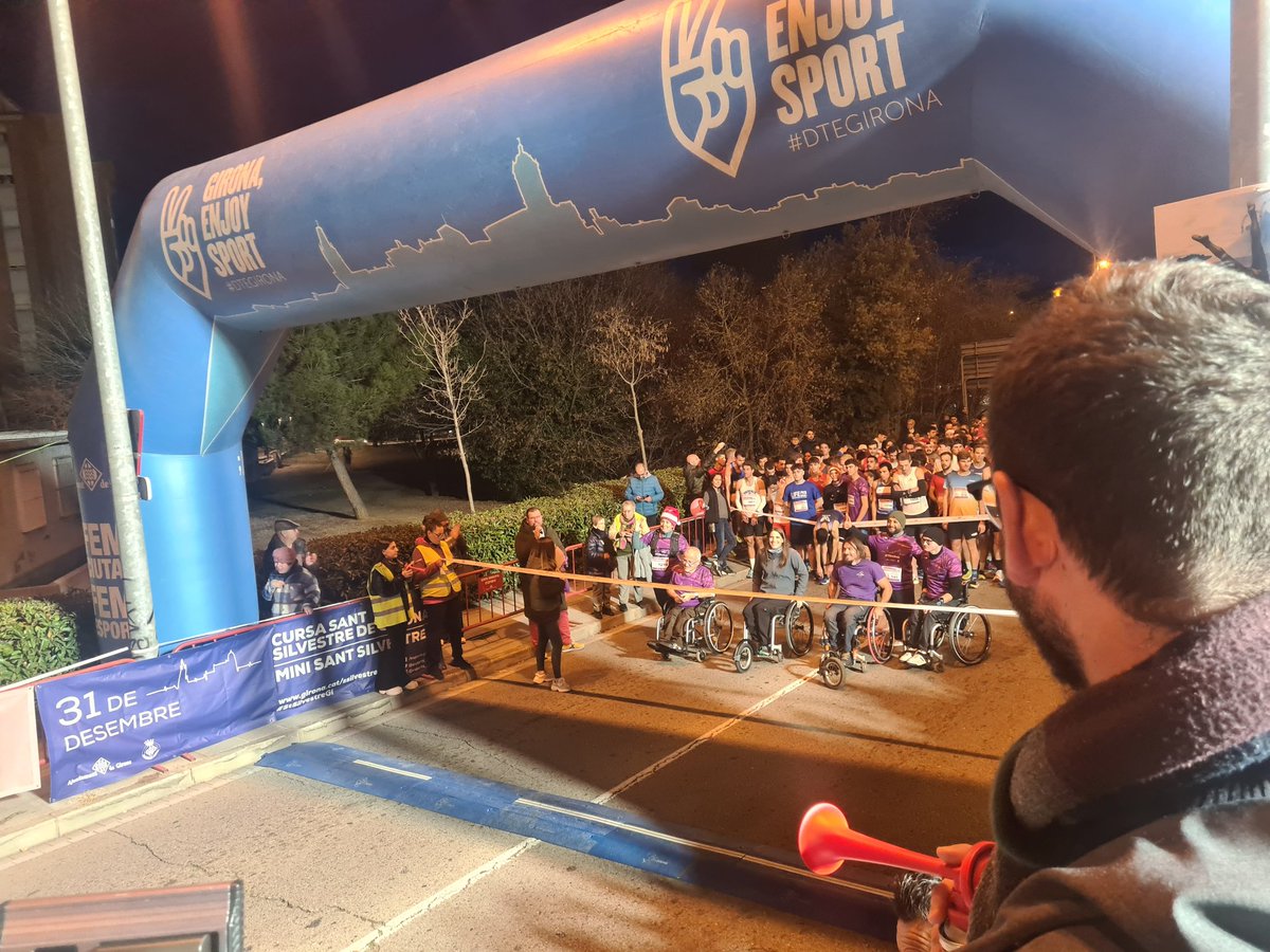 Girona_Cat's tweet photo. 🏃‍♂️🏃‍♀️🎄 Ja han començat la cursa adaptada i la 18a Cursa de Sant Silvestre de Girona. Una bona manera d'acabar l'any d'una forma ben saludable! https://t.co/quFcNXS5BL