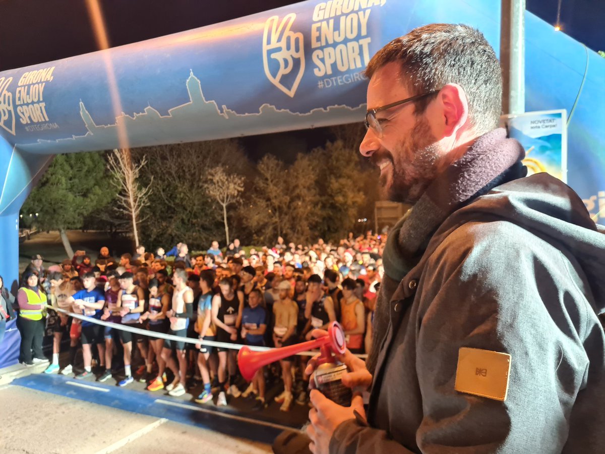 Girona_Cat's tweet photo. 🏃‍♂️🏃‍♀️🎄 Ja han començat la cursa adaptada i la 18a Cursa de Sant Silvestre de Girona. Una bona manera d'acabar l'any d'una forma ben saludable! https://t.co/quFcNXS5BL