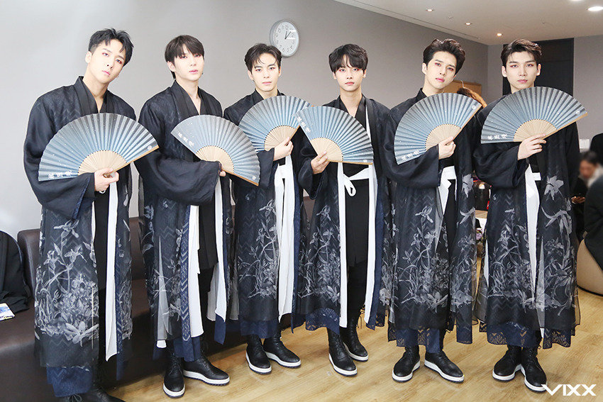 caro_vixx's tweet photo. Happy new year, my loves! Wishing you health and happiness. 2024 will be the best year for Starlights and VIXX ✨ https://t.co/epdw42tV7M