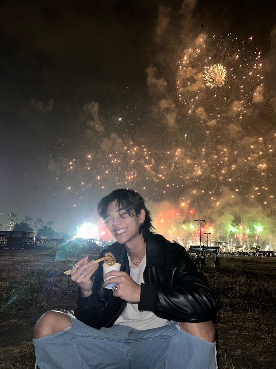 studio_onsaturn's tweet photo. Happy New Year, Sats! 
Wish you all have everything you want.
Stay healthy for both health and heart.🤍

Let’s go get 2024 together!

-SOS-

#HappyNewYear2024
#JeffSatur https://t.co/cpMhqJVMhG