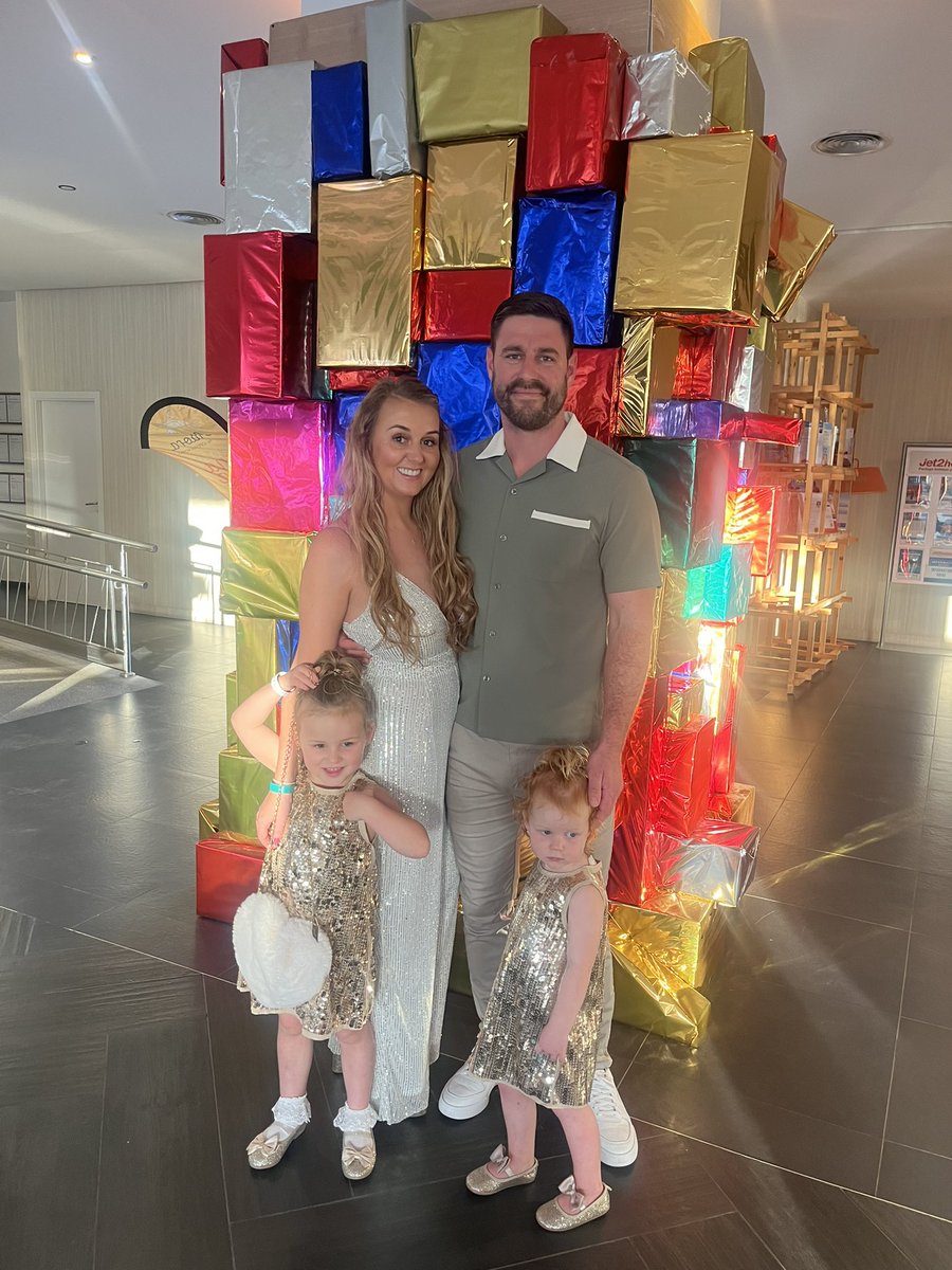 Otis088's tweet photo. One lucky man #family #newyearinthesun @BroganD16 https://t.co/hwFMomAGDn