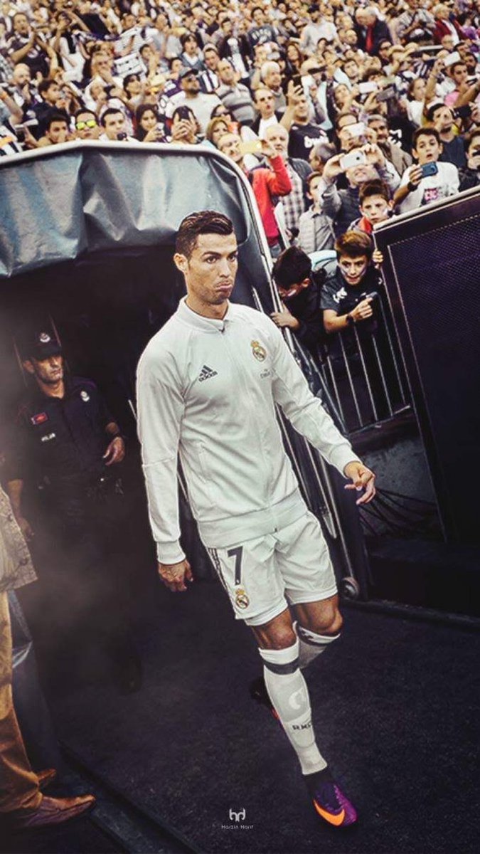 Hat-tricks após os 30 anos:

🇵🇹 Cristiano Ronaldo: 33
🇦🇷 Lionel Messi: 6
🇺🇾 Luis Suárez: 5
🇫🇷 Karim Benzema: 5
🇵🇱 Robert Lewandowski: 3

" a idade é só um número "

— Cristiano Ronaldo dos Santos Aveiro