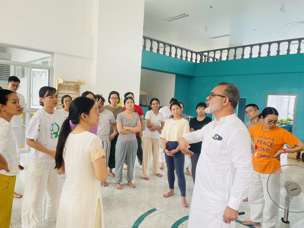 aol_laos's tweet photo. @ArtofLiving Super energetic DSN program in #Vietnam 🇻🇳. With the blessing of Gurudev @SriSri  Ji ; 
People from Vietnam and #Laos experienced the amazing transformation under the guidance of Senior International Trainer Anish Dua Ji. #artofliving #DSN https://t.co/ZrUSdyPeA8