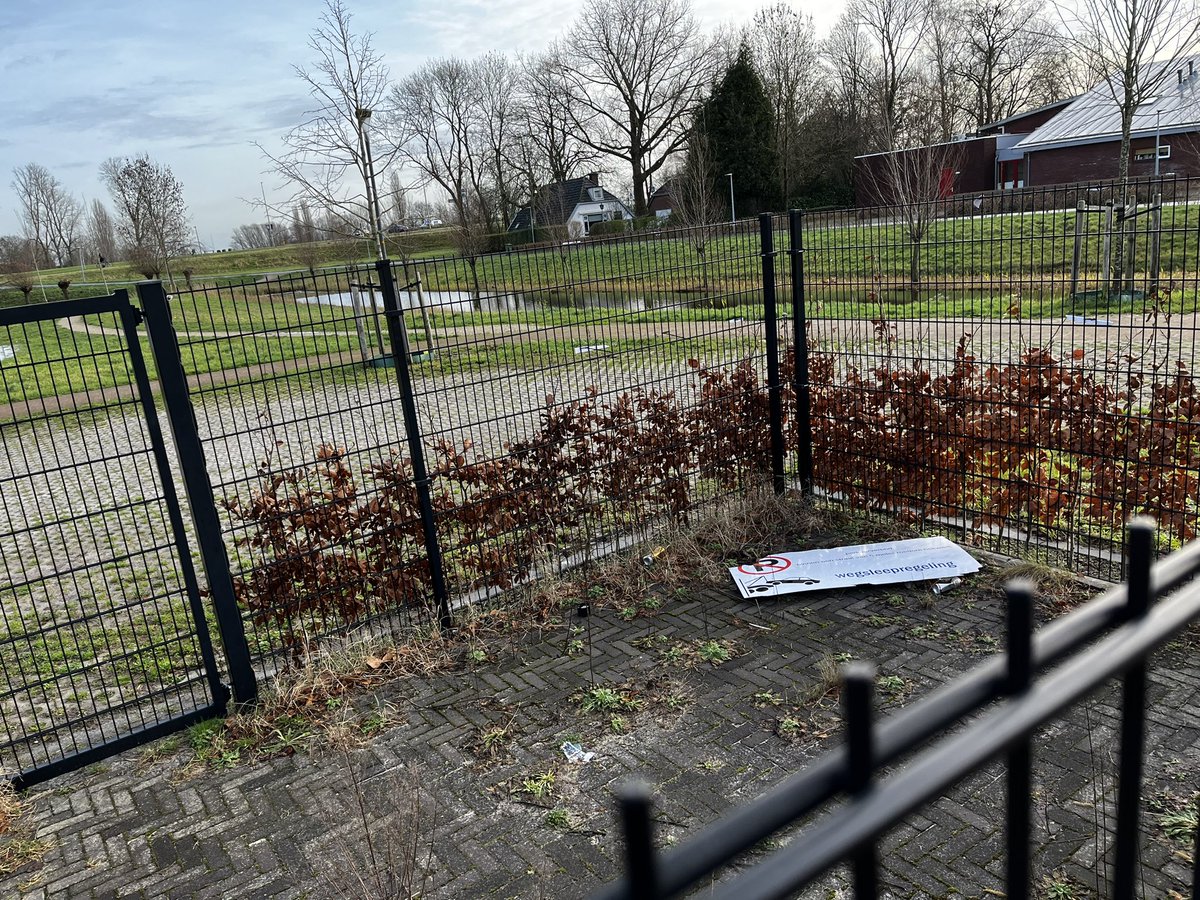 Bobre76's tweet photo. @gem_Hattem dit al gemeld? Vernielingen in Assenrade. https://t.co/eYoLuu1Cih