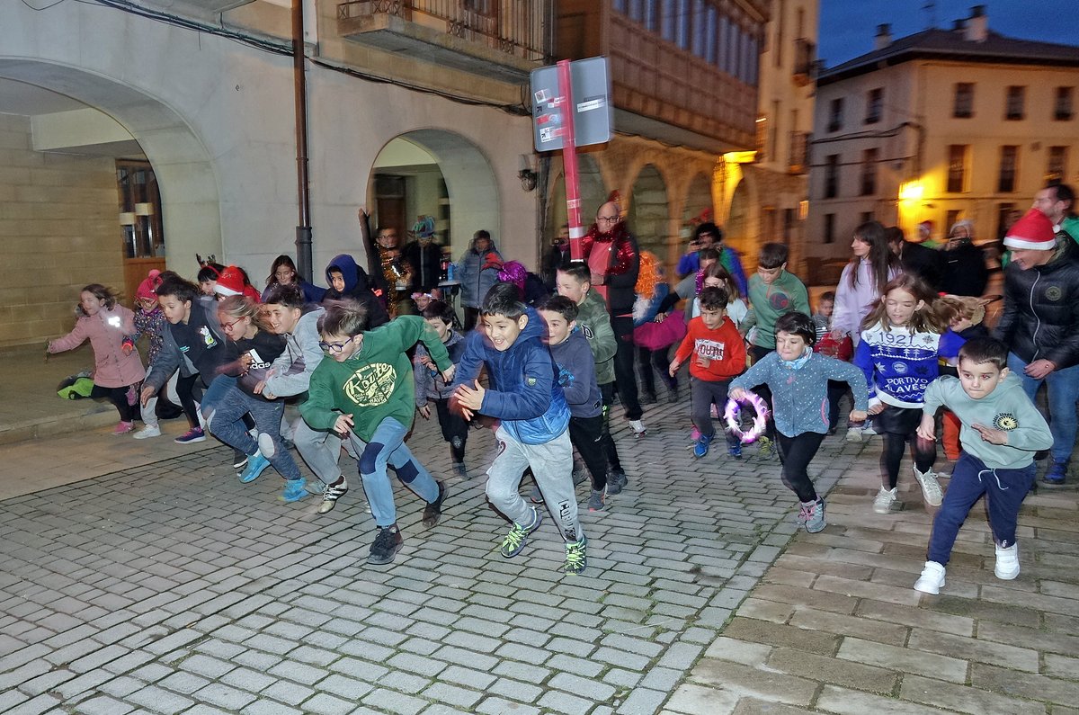 OAnzuola's tweet image. Despedimos ziztu bizian 2023 con la San Silvestre de #Kanpezu. Ambientazo esta tarde en la capital de #ArabakoMendialdea. Zorionak antolatzaileei eta urte berri on guztioi!