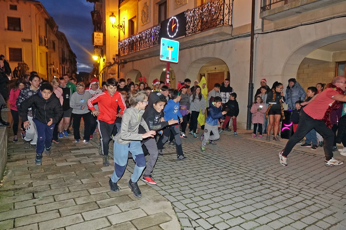 OAnzuola's tweet image. Despedimos ziztu bizian 2023 con la San Silvestre de #Kanpezu. Ambientazo esta tarde en la capital de #ArabakoMendialdea. Zorionak antolatzaileei eta urte berri on guztioi!