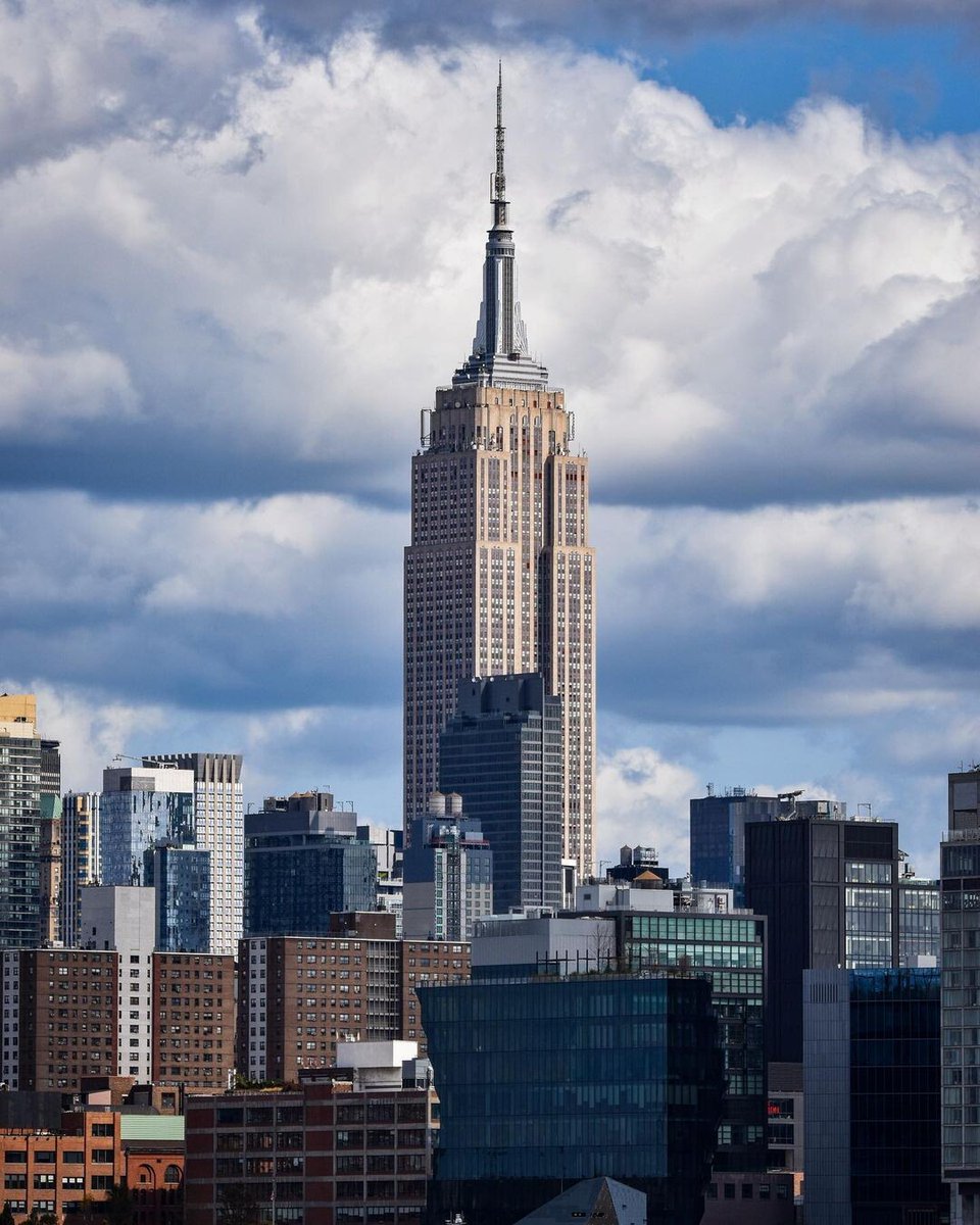 EmpireStateBldg's tweet photo. Ending the year on a high note 

📷:  baronsonphoto/IG https://t.co/HCJLnwcD56