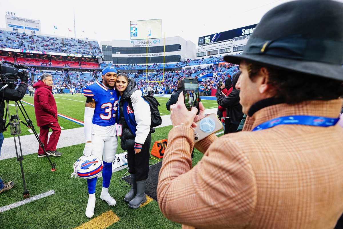 seanstellato's tweet photo. Cherishing every moment. #Blessed @A1Cam_ @BuffaloBills @BuffaloFAMbase https://t.co/xRvckr4Lf8