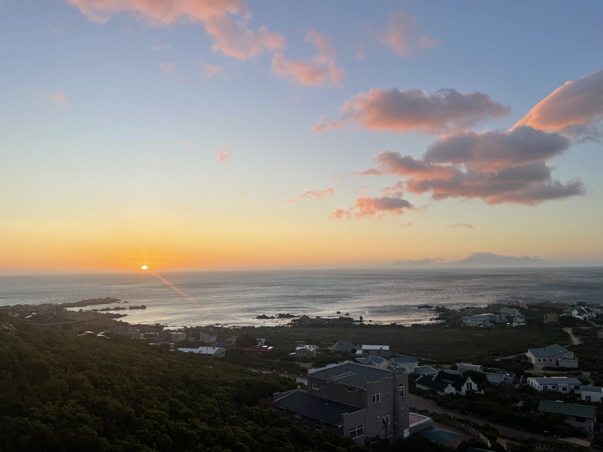 Dünyanın en ucunda, Capetown’da güneş 2023’e veda ediyor… 2024’ün çok daha iyi bir yıl olması dileği ile herkese mutlu yıllar dilerim💝