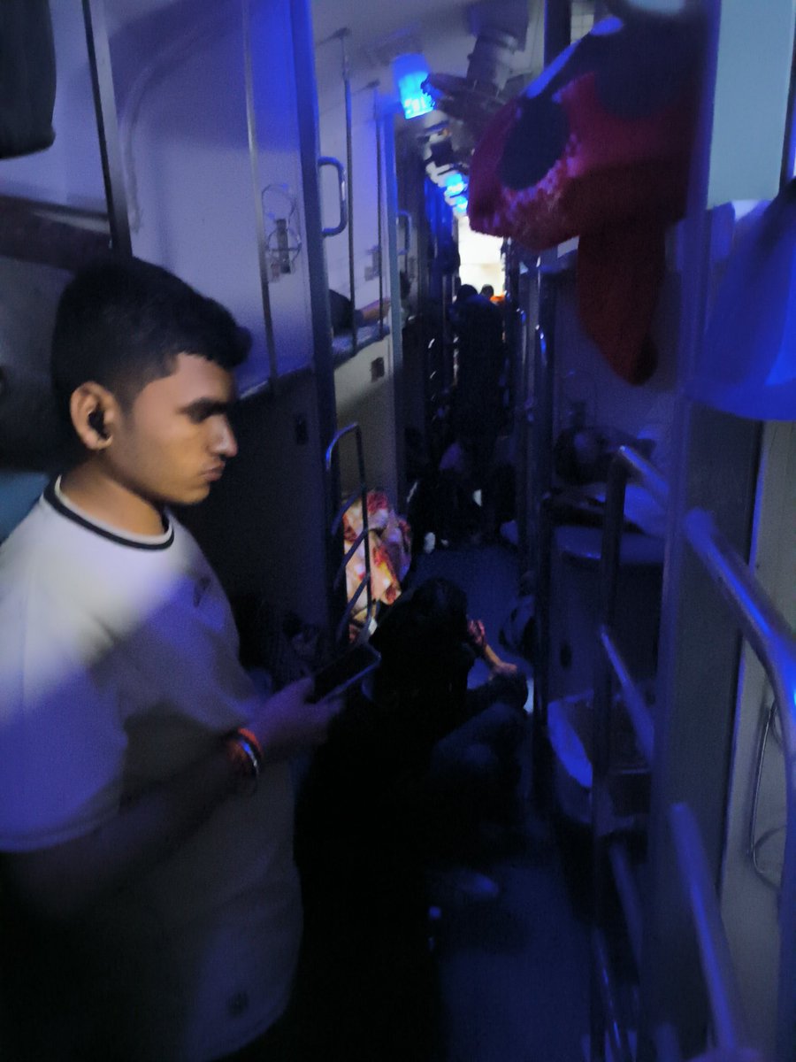 kunjan863's tweet photo. This is the status of Indian Railway @RailMinIndia @IRCTCofficial @AshwiniVaishnaw 

It's unsafe to travel with Family as it's packed with unreserved ticket passengers in Avantika Express 
Travelling from Indore to Mumbai on 31st Dec 2023 https://t.co/O7bMzTgmjL
