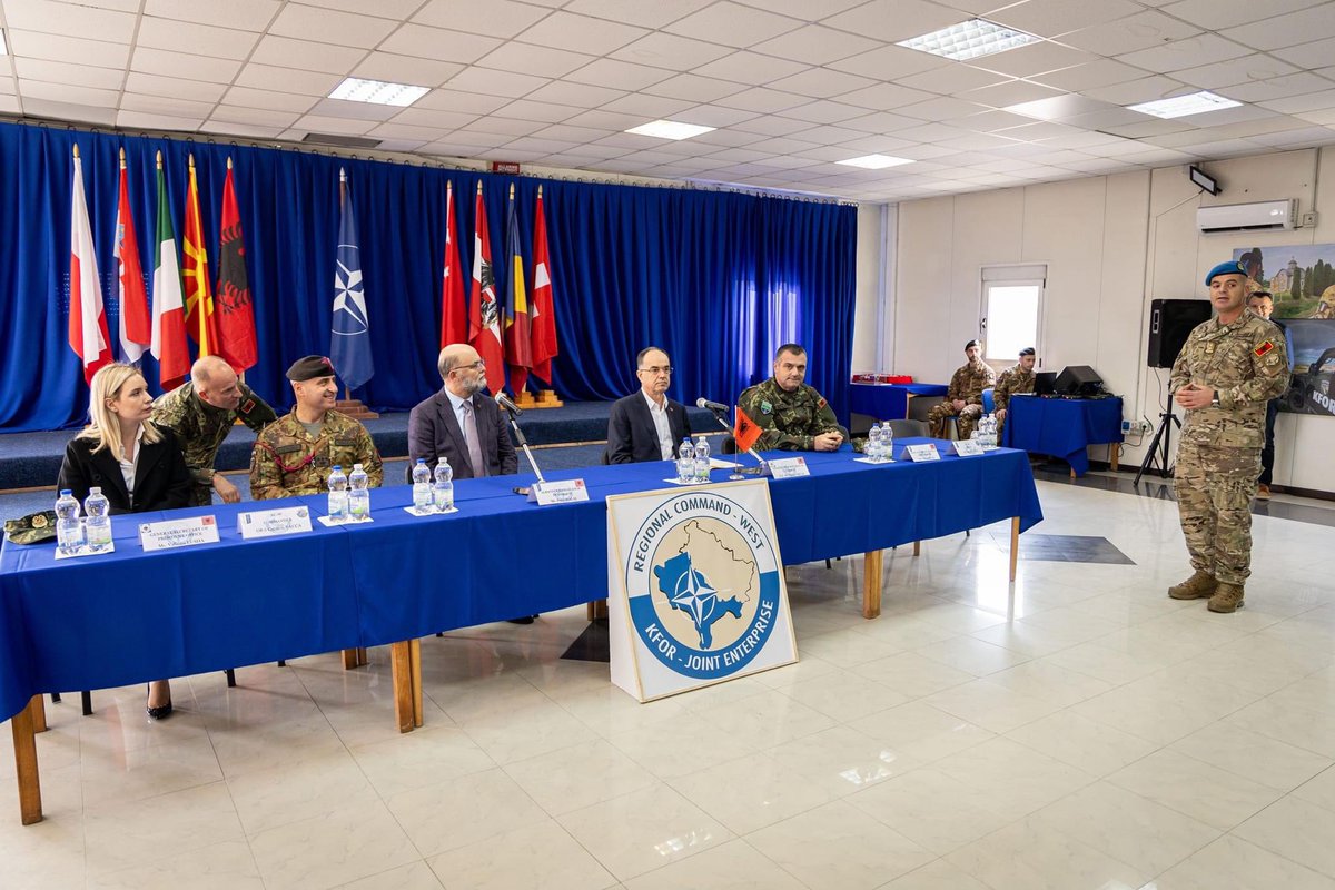 Presidenti u prit përzemërsisht nga Kolonel Gabriele Vacca, Komandant i kësaj baze ushtarake dhe i shoqëruar prej tij dhe Shefit të Shtabit të Ushtrisë Shqiptare Gjeneral Brigate Arben Kingji ndoqi nga afër prezantimin e armëve nga forcat që shërbejnë në këtë komandë.