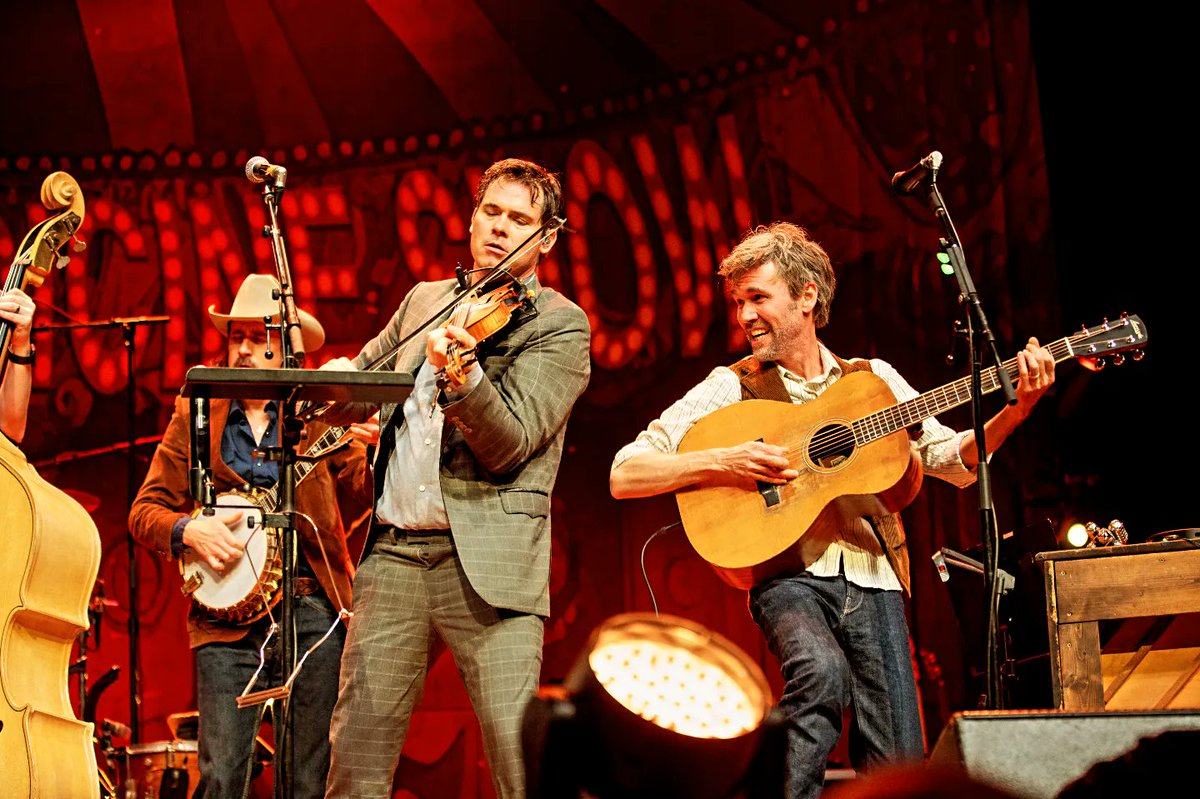 More!? We have plenty more to come tonight....a different set, more surprises (Hi Critter 😉)... you don't want to miss out! 

Join us on Veeps if you can't make it to the Ryman Auditorium for our 14th annual New Year's Eve Tradition
veeps.com/oldcrowmedicin…

📸 Brooke Stevens