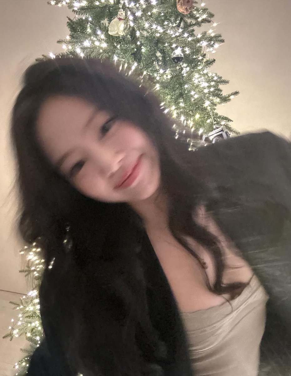 firejennie's tweet photo. she's so cute 🥺 https://t.co/6UjSiZExRy