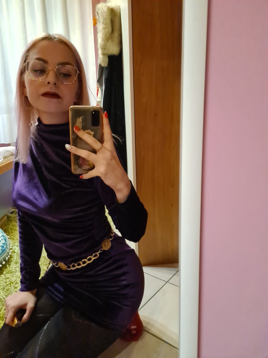 uffabiola's tweet image. All dressed up per stare a casa buon ultimo giorno dell'anno