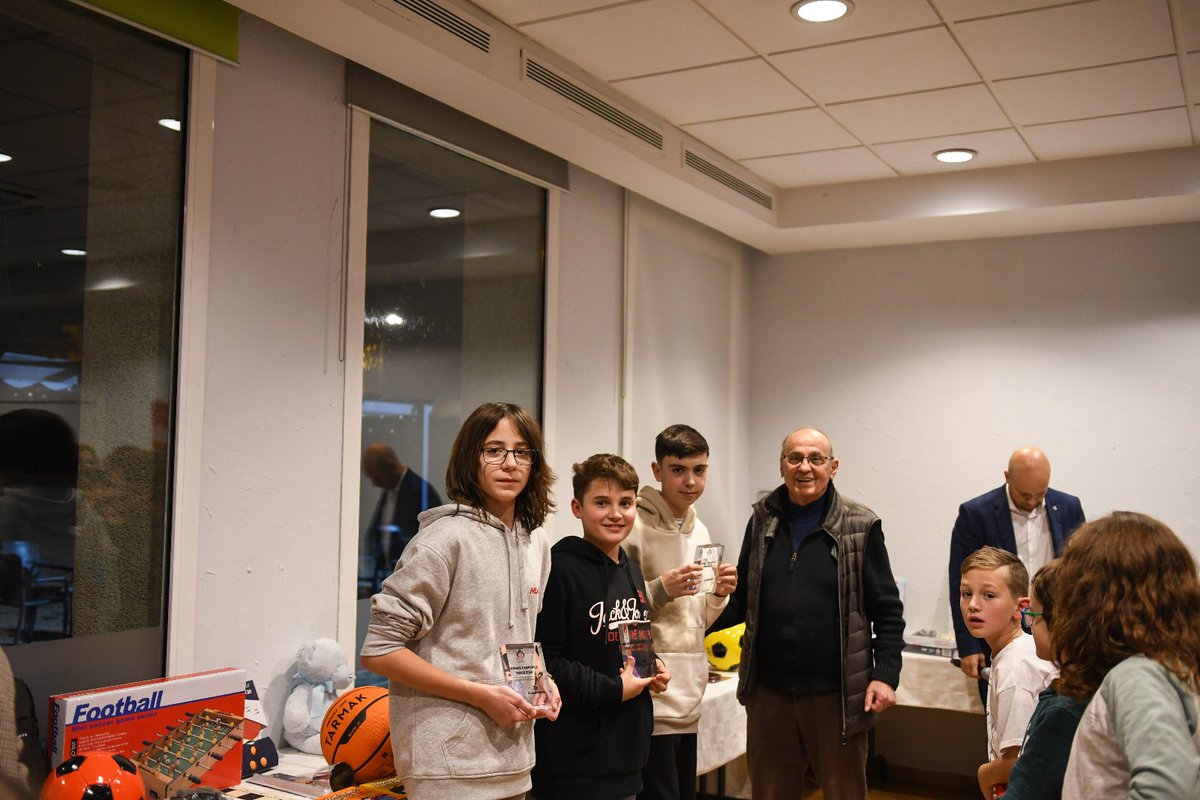 escacsbarbera's tweet photo. Daniel Salinas campió de la 18a edifició del Torneig de Reis #Campanile #escacs #Ajedrez #Chess #barberadelvalles @escacsbarbera 
https://t.co/rJmjHGlSQ2 https://t.co/GRdqjkIDPG