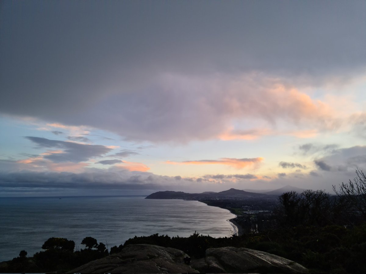 GylesSonia's tweet photo. The sun going down on 2023 https://t.co/1T2oKYdUtj