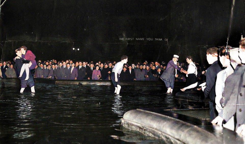 Revellers paddle at New Year's Eve in the fountain at Trafalgar Square, London, in 1954. #nye #trafalgarsquare #thefifties #the50s #londonnye