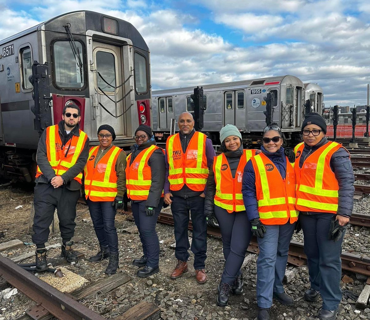 TWULocal100's tweet photo. Happy New Year's Eve from Livonia Yard teaching probationary Train Operators how to climb up the train. The real work never stops. #wemoveny #memberbuilt #memberstrong #memberdriven https://t.co/XUlqMXVx6p