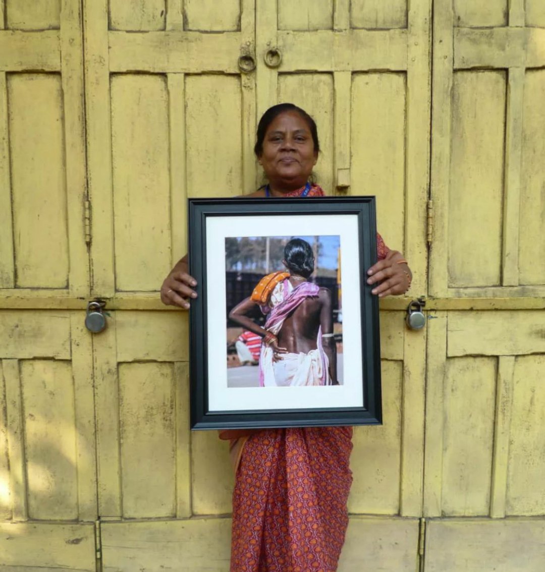 Sisterhood. The power of a woman. A friendly shop owner unveils our New Year photo in the NO RUSH photography exhibition by 
The Raven Brothers. Best wishes for 2024!

#photography #photo #exhibition #gallery #india #neverstopexploring #photooftheday