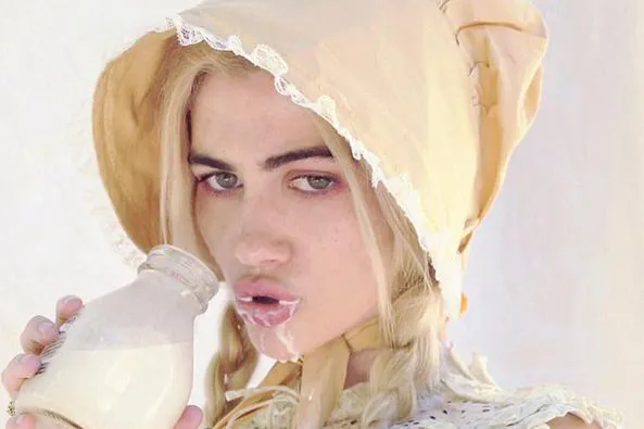 arttavana's tweet photo. Does anyone remember Lauren Alice Avery? She defined the culture, for like three years (2013-2016), took photos that trended into #Bonnetcore (Molly Soda vibes), hooked up with Miley Cyrus, got ripped off by Red Scare, and then poof, she disappeared off the internet. https://t.co/HNxeNbrBAM