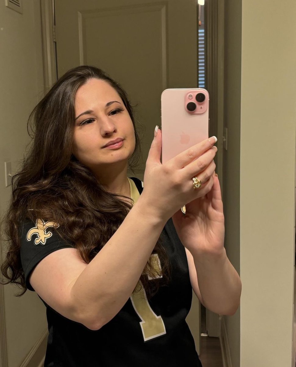 BuzzingPop's tweet photo. Gypsy Rose Blanchard stuns in new selfie. https://t.co/AJwoqtw37v