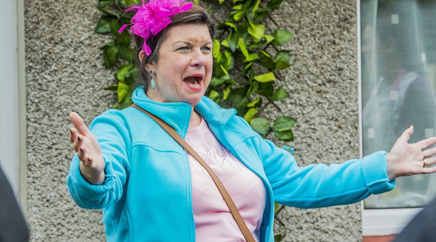 cant believe i only started watching #twodoorsdown yesterday but i already know i would die for christine o’neal