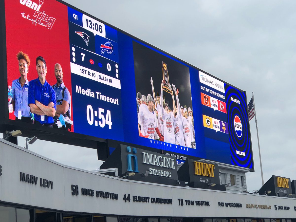 Thank you <a href="/BuffaloBills/">Buffalo Bills</a>! Our two WNY captains on the field representing your National Champion <a href="/CortlandFB/">SUNY Cortland Football</a> 🔴🐉