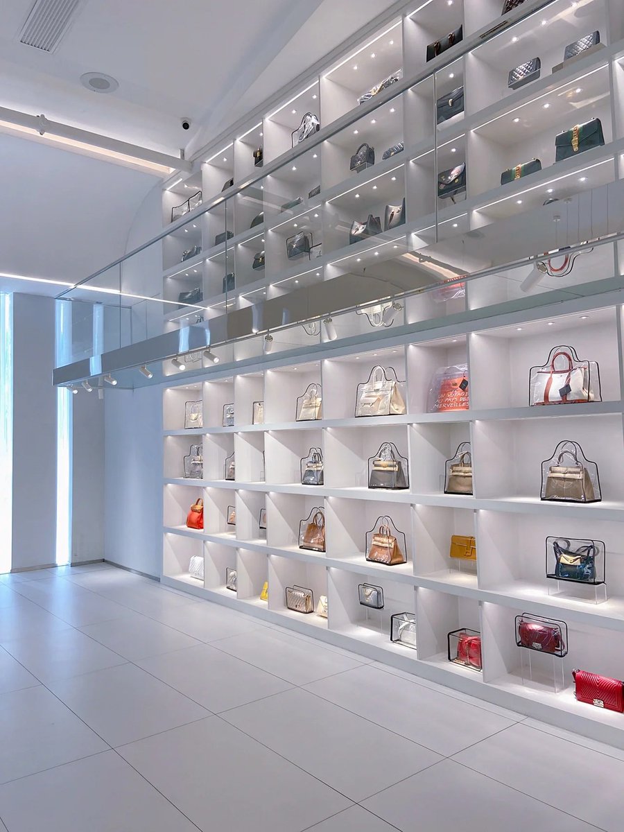 Roy7f4dr0's tweet photo. New year welcome handbag showroom👝👜🛍 https://t.co/5LEkPmsoA4