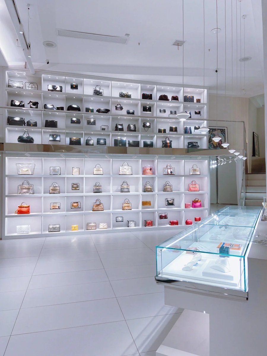 Roy7f4dr0's tweet photo. New year welcome handbag showroom👝👜🛍 https://t.co/5LEkPmsoA4