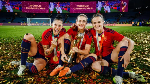 Cerramos El Año. 

Felicidades a todos. Somos Campeonas del Mundo. Pero es que conseguimos ser mucho más que eso.
