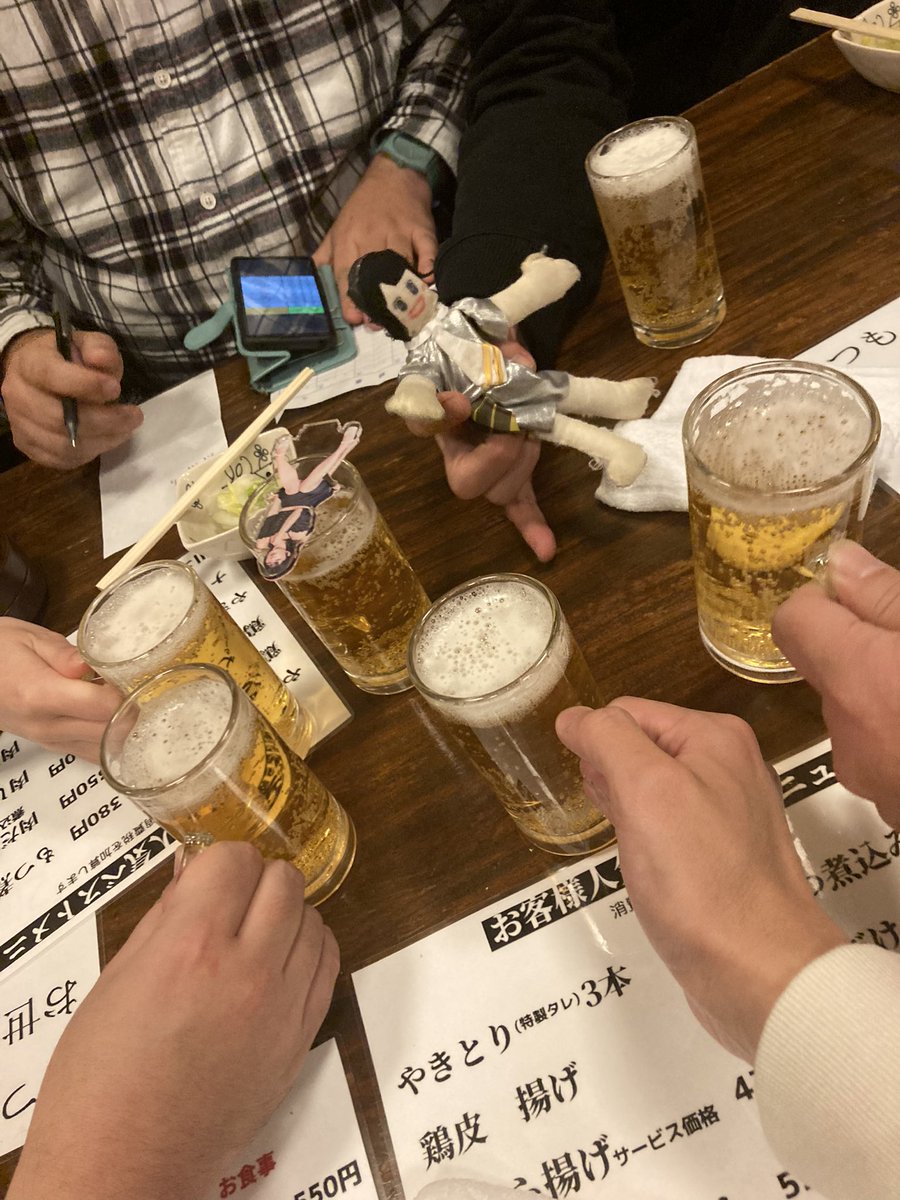 STR111_SSS's tweet photo. あけおめです！

大晦日から年明けまで、合間の飲み休憩挟んで、🀄️15時間目突入です(￣∇￣)

まさか雀荘で年越しそば食べると思わんかったわw

そしてトイレでバンテリンサポーター付けて放置したやつ誰や〜 https://t.co/G8HDeZi2gC