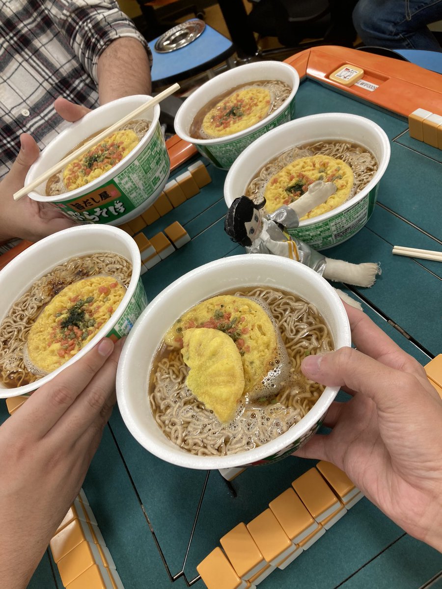 STR111_SSS's tweet photo. あけおめです！

大晦日から年明けまで、合間の飲み休憩挟んで、🀄️15時間目突入です(￣∇￣)

まさか雀荘で年越しそば食べると思わんかったわw

そしてトイレでバンテリンサポーター付けて放置したやつ誰や〜 https://t.co/G8HDeZi2gC