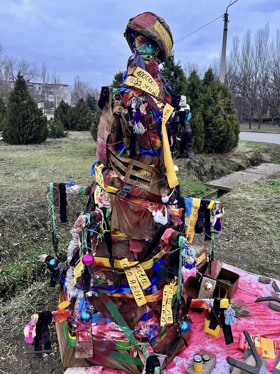 HromadskeUA's tweet photo. На фото — ялинка в Костянтинівці, на шляху до українських позицій, де траса повертає на Бахмут. На ній замість іграшок речі загиблих та поранених українських бійців

Фото: Facebook / Iurii Tyra https://t.co/H9G8RIb1xx