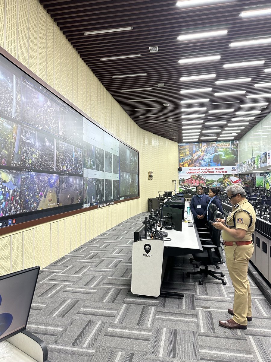 Commissioner of Police, Bengaluru ⁦<a href="/CPBlr/">CP Bengaluru ಪೊಲೀಸ್ ಆಯುಕ್ತ ಬೆಂಗಳೂರು</a>⁩ B Dayananda at Command Control Centre to monitor new year celebrations across the city.