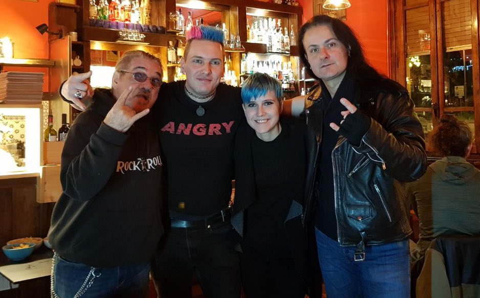 Onthemoonland's tweet photo. Per la band questo è stato un anno molto intenso e positivo. 
Ringraziamo tutti coloro che ci hanno sostenuto nell’anno appena trascorso.

Auguriamo a tutti uno splendido 2024, ci vediamo dall’altra parte!

#onthemoon #sietetuttidellebellepersone #pinoscotto #rocknroll https://t.co/33XW8uRd0K