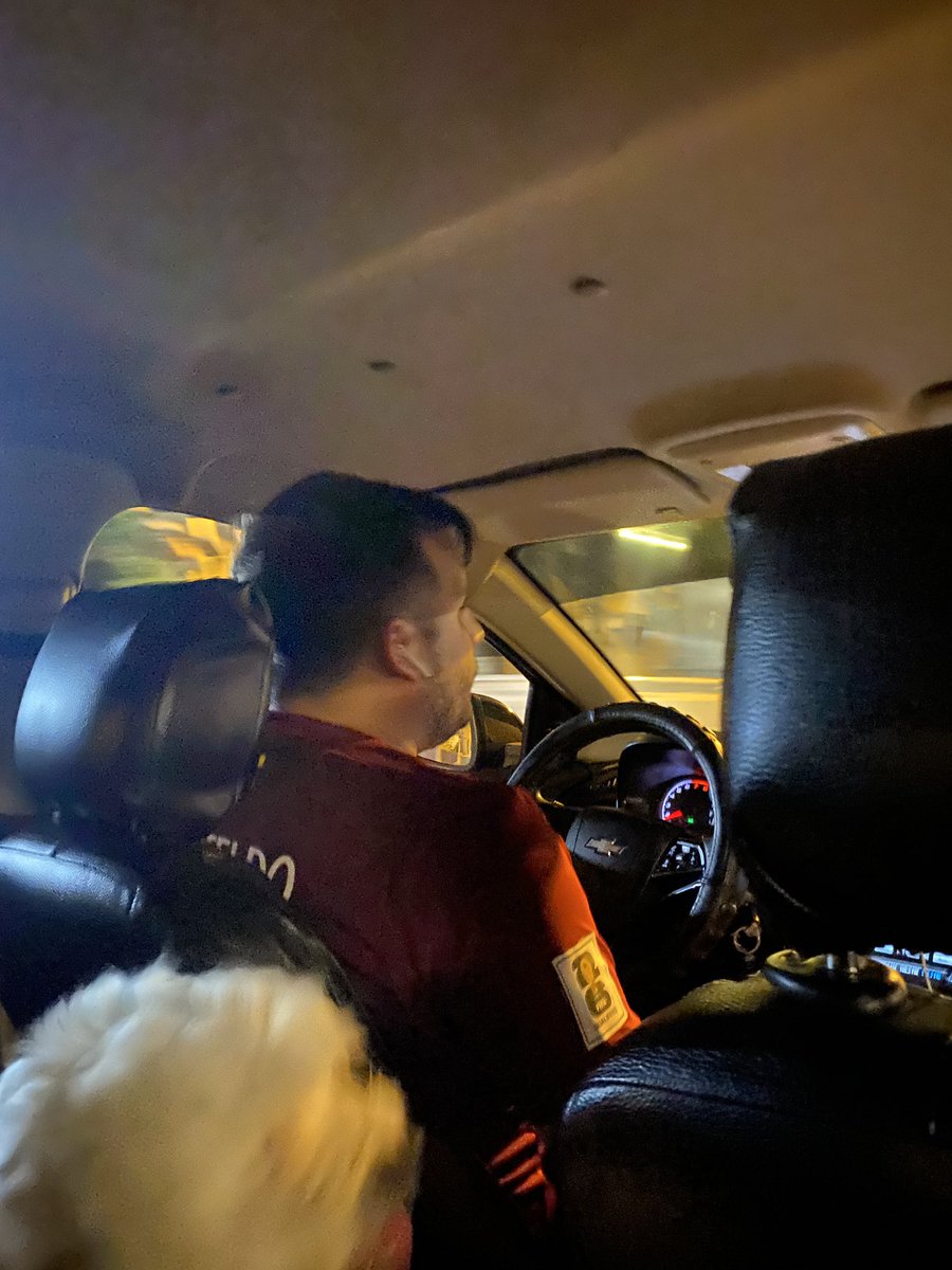 Amigos, por favor tengan mucho cuidado con este señor que hace Uber pet. No sé por qué ofrece este servicio si trató mal a mis perritos, yo estaba sola en plena mudanza. Me faltó el respeto cuando le pedí que por favor solo me transportara a mi destino. No es justo que Uber