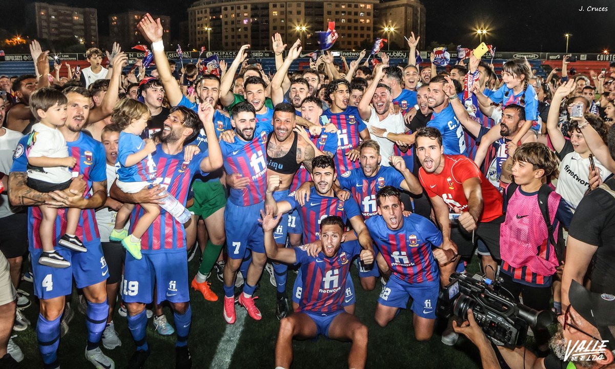 sergio_ortu8's tweet photo. El 2023 será un año recordado por todos los deportivistas. No tengo palabras para describir todas las emociones que hemos sentido. Gracias por tanto. 💙❤️ 
#aupadeportivo
@CD_Eldense https://t.co/3zBKfeQrkH