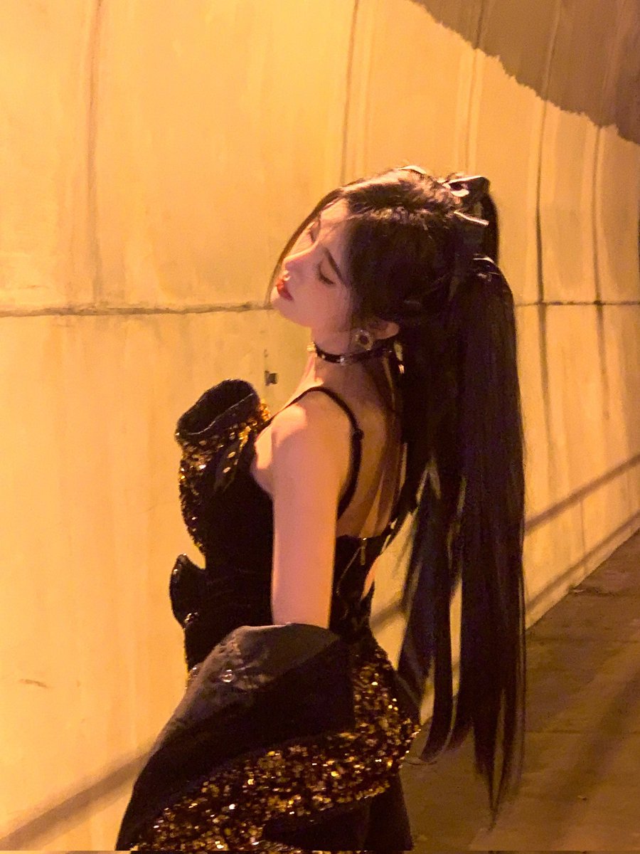 鞠妈的小翘臀，加嘴穴盯榨，再加俯身漏沟🥵 https://t.co/W10zUkIedM