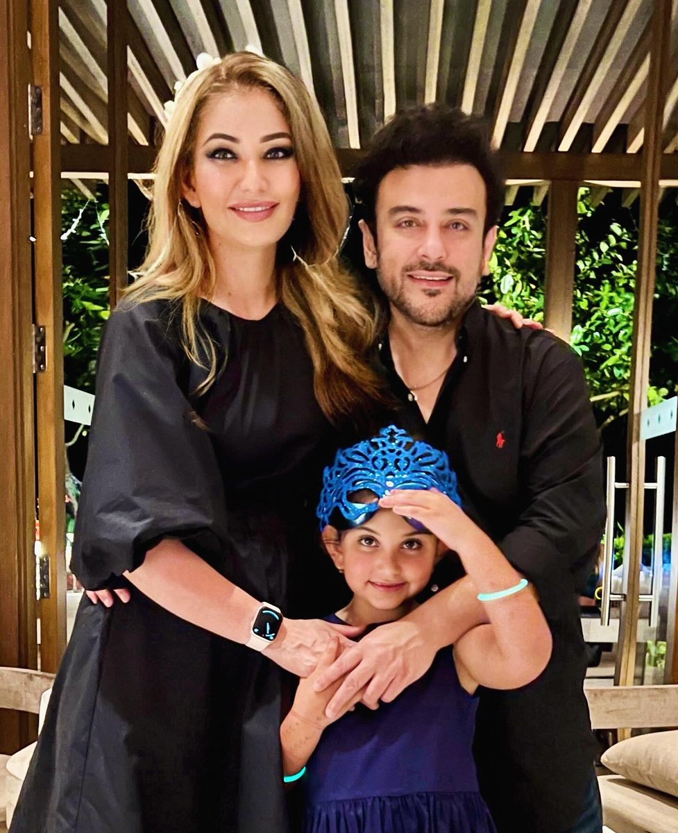 AdnanSamiLive's tweet photo. “Wishing Everyone a Happy New Year! May 2024 bring joy, good health, success, peace, harmony &amp; prosperity to us all!!
Love &amp; duas, 
SAMIS”
💖🙏🤗

#happynewyear  #Welcome2024 #kudavillingiliresort #maldives https://t.co/BImiZdYumW