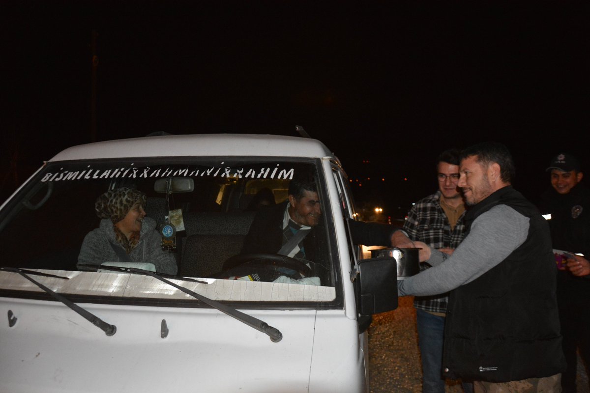 Kaymakamımız Halil İbrahim Okumuş'un ilçe girişi uygulama noktasında yeni yıl denetiminde bir vatandaş Kaymakamımız başta olmak üzere araçları ile seyahat eden vatandaşlar ile polis ve Jandarma ekiplerine yaprak sarması ikramında bulundu.<a href="/halil_iokumus/">Halil İbrahim Okumuş</a> 
📎m.facebook.com/story.php?stor…