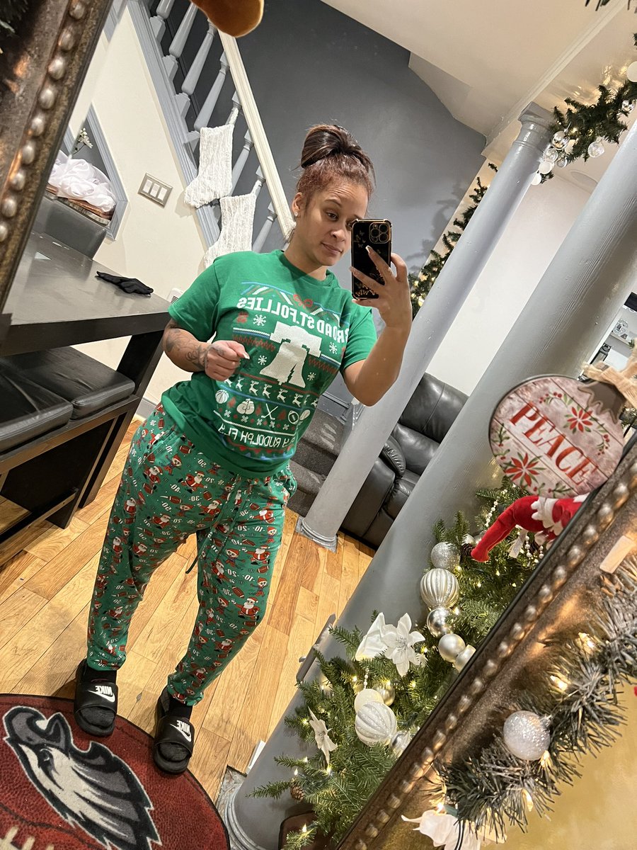 gretchen_burgos's tweet photo. LETS FUCKING GOOOO EAGLES #Eagles on #NewYearsEve #itsaphillything #itsaneaglesthing #touchdown 🏈 #FUCKYOURTEAM BITCH https://t.co/yqHHZVxbgC