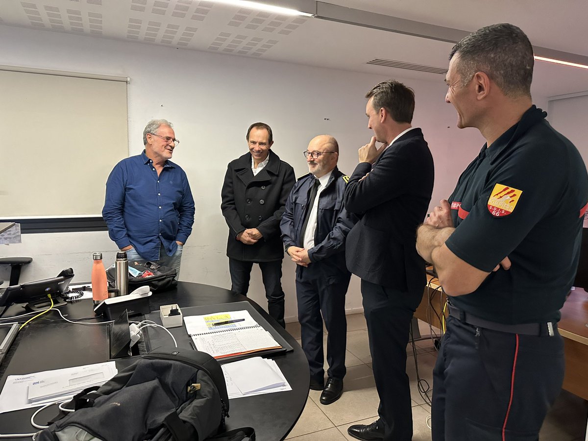 [1/2] Le Col <a href="/eric_belgioino/">Belgioïno</a>, DDSIS, le Cdt P. GAULIER, chef de site et les équipes du SAMU66 ont accueilli M. Thierry BONNIER, <a href="/Prefet66/">Préfet des Pyrénées-Orientales</a> venu remercier les agents de garde en cette soirée de réveillon de fin d’année à la plateforme commune d’appel 18-112.