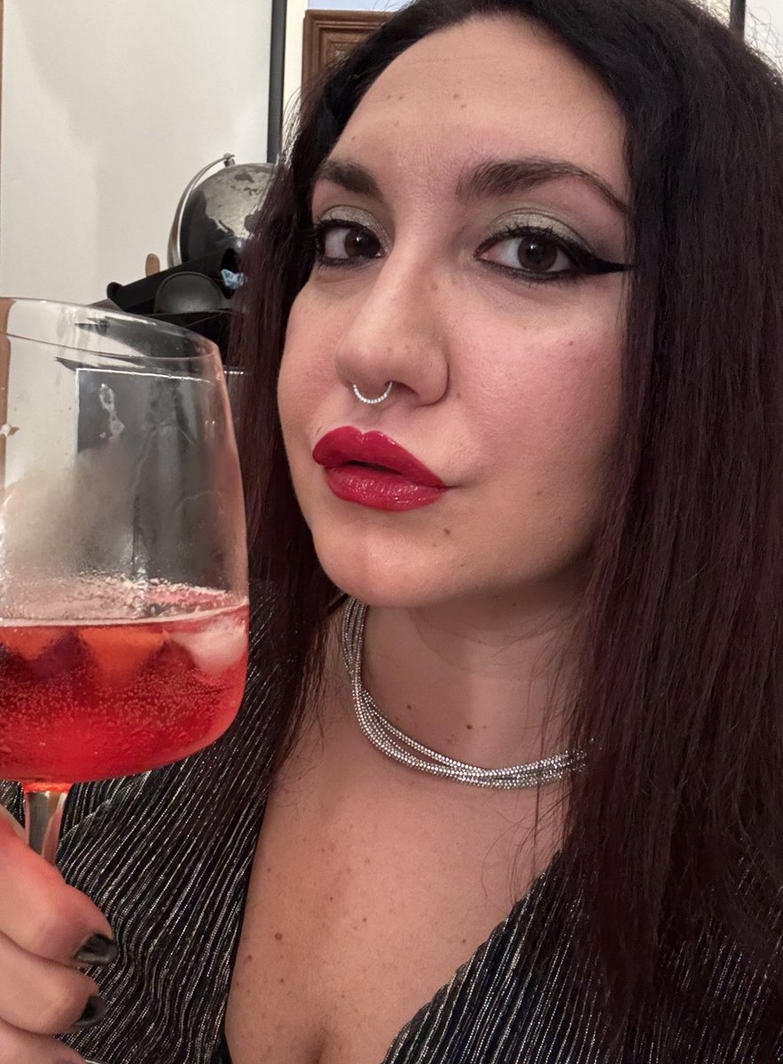 Si iniziaaaaaaa!!! Cin cin 🥂 buona fineeeeeee 🤪🥴😜