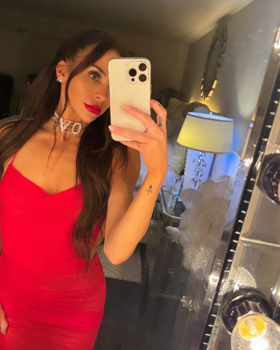 Mandy Jiroux tweet media